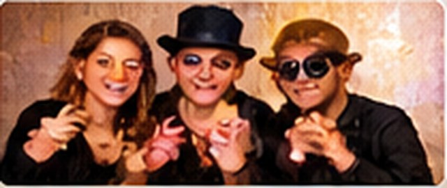 Gasten met feestelijke photobooth accessoires